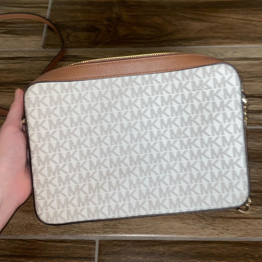 🌵Michael Kors White and Tan Crossbody Bag! - Picture 9 of 13